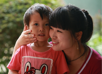 心系公益帮助失学儿童：她是42名孩子的“姐姐”