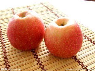 苹果中的氢氰酸主要存在于果核  果肉里并没有