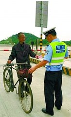 醉汉骑单车问交警“查不查” 结果被罚50元