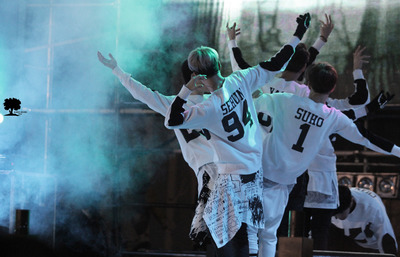 exo狼与美女壁纸