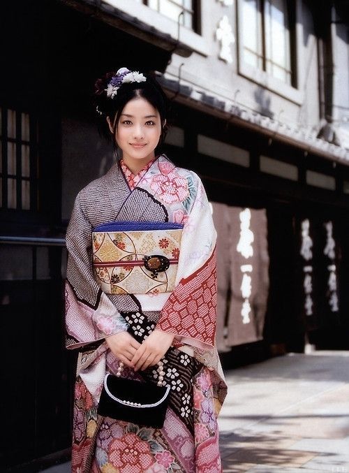 和服作为日本传统民族服装,总有人拿它和汉服,韩服相比较,因为三者的