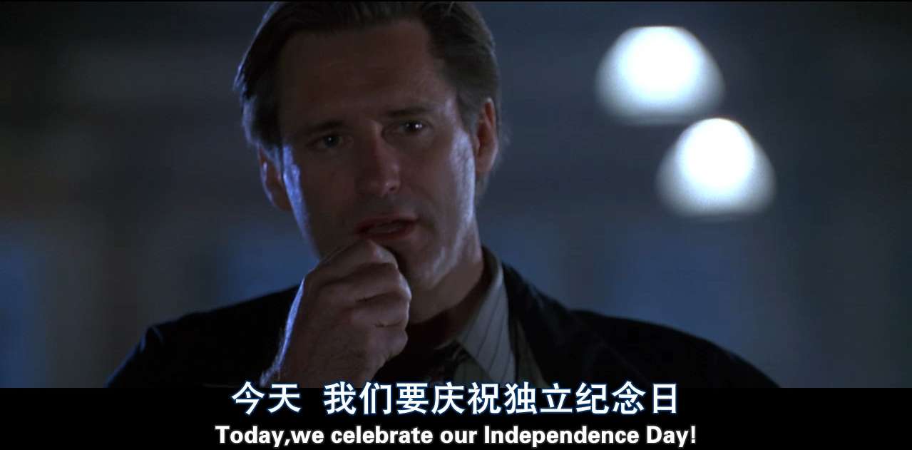 有一个电影片段,好像是喜剧,在树林里玩枪,把2把手枪扔到树上,再用手