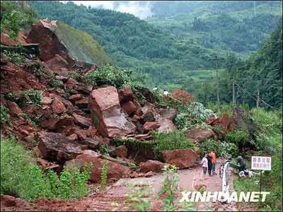 四川暴雨引发山洪致卧龙耿达镇7人失联,上万名游客滞留