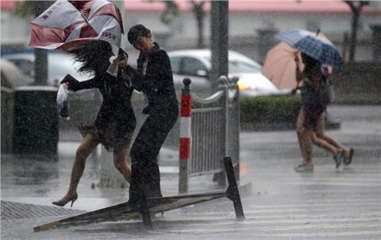 干净衣服和被雨水淋湿的衣服放在一起有问题吗?要不要