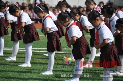 小学生小学老师文明的洪泾礼仪图片图片