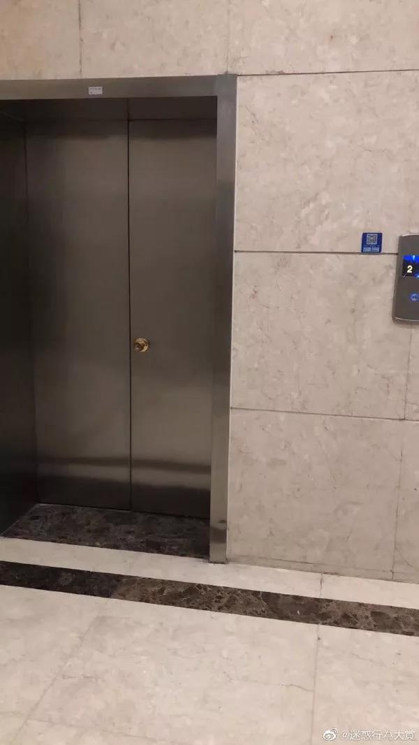 【搞笑GIF】男友说他的纹身是纪念去世的狗,我该信吗?的图片 第23张 搞笑GIF搞笑gif的图片 第23张