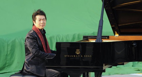 近看到一个郎朗在飞机上弹the one智能钢琴的文章,这是真的吗?